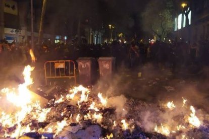 Barricadas de fuego en los alrededores de la Delegación del Gobierno en Barcelona.