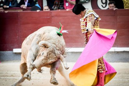 El Juli recibe al jabonero que hizo quinto