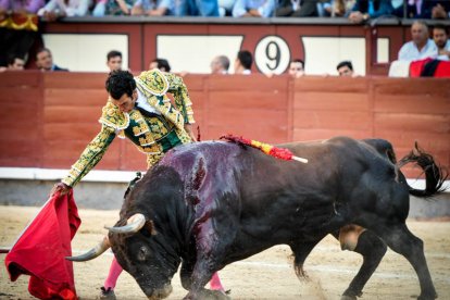 Morenito se estira en un derechazo