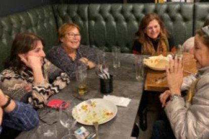 Eva Santamaria con un grupo de amiga entre ellas Antonia “la comegatas”.