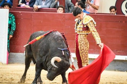 Pablo aguado, natural con la mano muy baja