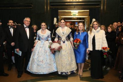 Enric Esteve con la regina y la mantenedora Ana Pastor