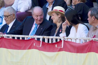 El Rey Juan Carlos, su hija Elena y su nieta Victoria, juntos en los toros.