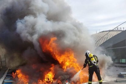 El fuego se ha producida en la cubierta de la terminal.