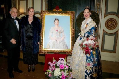 La regina con sus padres Claudio Chaqués y Bettina Vöhringer