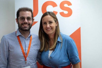 El adjunto de Jóvenes en la Comunidad Valenciana, Jesús Salmerón, con la diputada canaria Melissa Rodríguez. Delante del nuevo logo