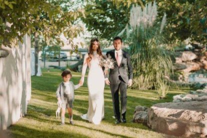 La boda de Elena González y Paco Ureña se celebró en la Finca Los Prados.