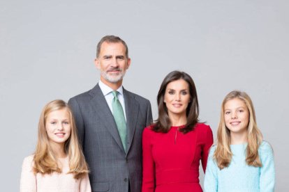 La Familia Real en uno de los nuevos retratos.