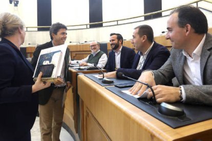 El presidente provincial Carlos Mazón con alcaldes de Alicante.