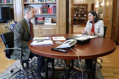 Felipe VI con la ministra de Industria, Reyes Maroto.