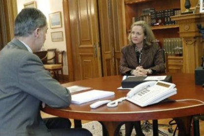 El Rey con la vicepresidenta económica, Nadia Calviño.