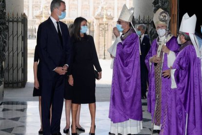 Los Reyes y sus hijas a su llegada a La Almudena.