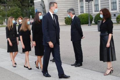 Los Reyes pasan ante la presidenta de la Comunidad de Madrid.