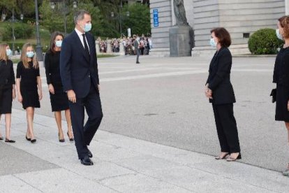 El Rey, junto a Carmen Calvo y Meritxell Batet.