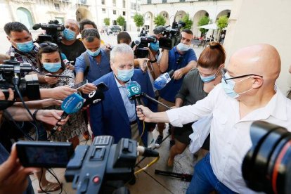 El ex alcalde Luis Díaz Alperi entrando a la Audiencia.