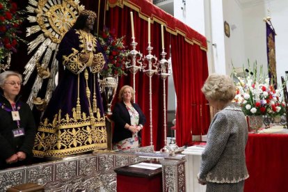 Este año la Reina Sofía no se acercó al Cristo de Medinaceli como hacía todos los años anteriores.