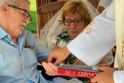 Eugenio y María, la pareja que celebra sus Bodas de Oro en el hospital.