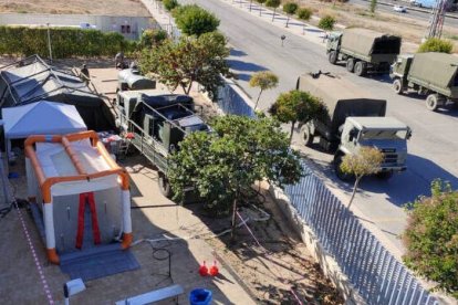 La unidad especializada del Ejército de Tierra de Paterna desinfecta la residencia La Molineta de Petrer / FOTO: O. Avellán