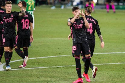 Valverde, celebrando el primer gol del Real Madrid en el Villamarín.