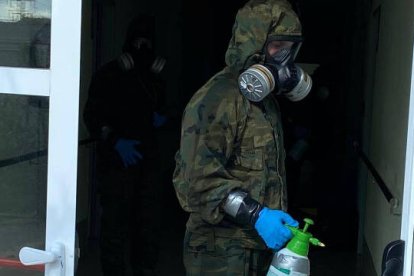 Un militar desinfectando las instalaciones de la Residencia La Molineta / FOTO: O. Avellán