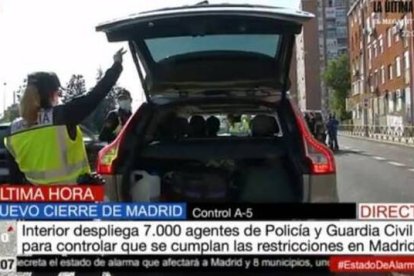 Policías registran un vehículo.