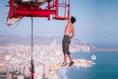 Adam Nuisance ha escalado el rascacielos ‘InTempo’ de Benidorm, de 192 metros de altura, para hacerse este selfie desnudo