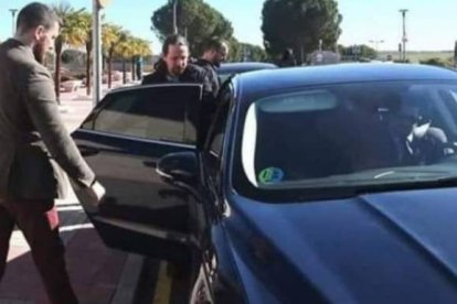 Pablo Iglesias entrando en su coche oficial de vicepresidente.