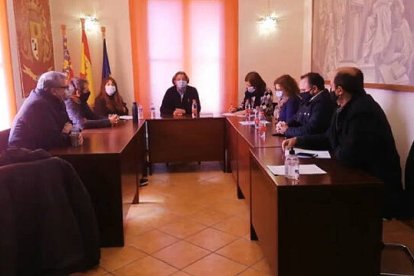 Rafael Sanjuan (el frente) en su posición de nuevo alcalde de Agres y Josep Manuel Francés (izquierda) en su escaño de concejal