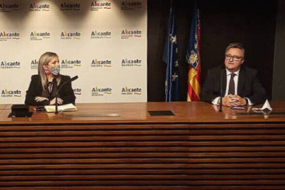 La Vicealcaldesa de Alicante, Mª C armen Sánchez, junto al gerente de Provía, Jesualdo Ros / FOTO: O. Avellán