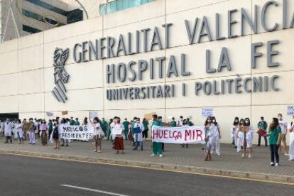 Concentración de los MIR ante el Hospital La Fe de Valencia