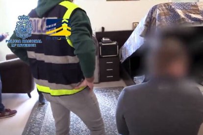 En los primeros registros la Policía se ha incautado de armas de fuego, dinero en efectivo, diamantes y criptomonedas