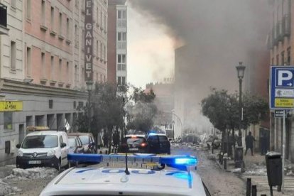 Brutal explosión en una residencia de una parroquia en la calle Toledo de Madrid