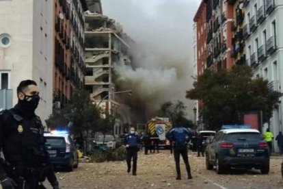 Brutal explosión en una residencia de una parroquia en la calle Toledo de Madrid