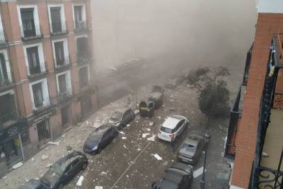 Brutal explosión en una residencia de una parroquia en la calle Toledo de Madrid