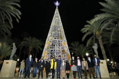 En el encendido de luces de Alicante han participado las Bellesas del Foc Infantil y Adulta, que acompañaron al alcalde, vicealcaldesa y concejales