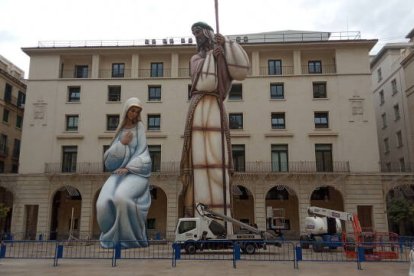 El Belén gigante está instalado en la plaza del Ayuntamiento de Alicante / FOTO: O. Avellán