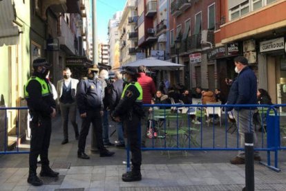 La Policía Local controla los accesos a la calle Castaños