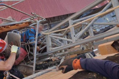 Espectacular rescate de cuatro trabajadores desde el piso 11 de un edificio