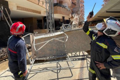 Espectacular rescate de cuatro trabajadores desde el piso 11 de un edificio