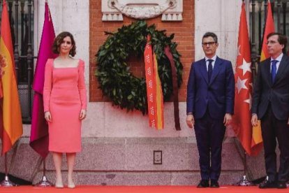 La presidenta madrileña con el enviado por Pedro Sánchez a Sol, Félix Bolaños.