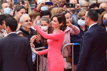 Ayuso, aclamada a su llegada a la recepción de la Fiesta de la Comunidad de Madrid.