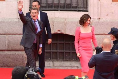 Feijóo, junto a Ayuso, a su llegada a la Puerta del Sol.