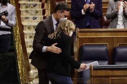 El presidente acompaña a su número tres a su escaño tras concluir su intervención.