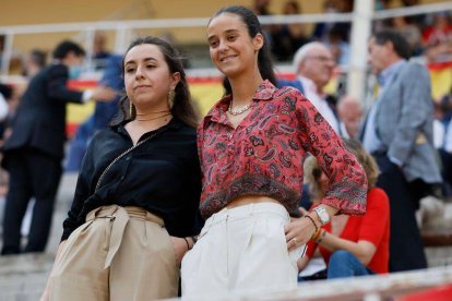 Victoria Federica con una amiga en Las Ventas.