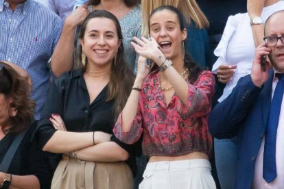 Victoria Federica hablando con un amigo que la vio desde otro lado de la plaza de Las Ventas.