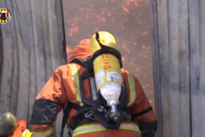 Bomberos en un incendio en Riba-Roja.