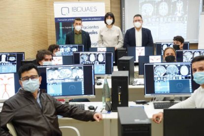 La ministra de Ciencia e Innovación, Diana Morant, junto a un grupo de alumnos de IBQUAES en la sala de simuladores de resonancia magnética.