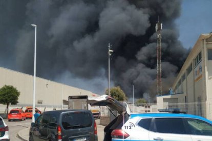 Heroica actuación acaba con tres bomberos intoxicados en Riba-Roja