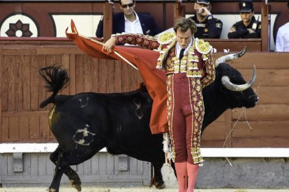 San Isidro 21ª. Román da todo lo que tiene, corta una oreja y es herido