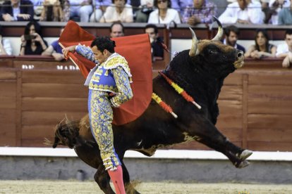 San Isidro 21ª. Román da todo lo que tiene, corta una oreja y es herido